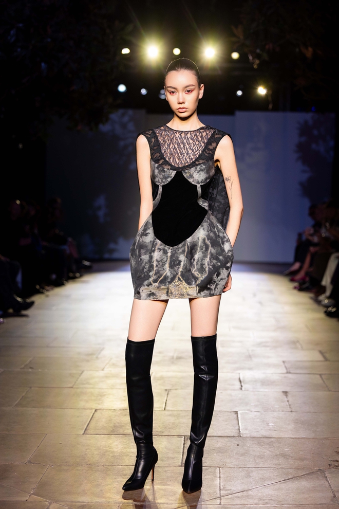 Thời trang Việt tỏa s&aacute;ng tại London Fashion Week - Ảnh 2.
