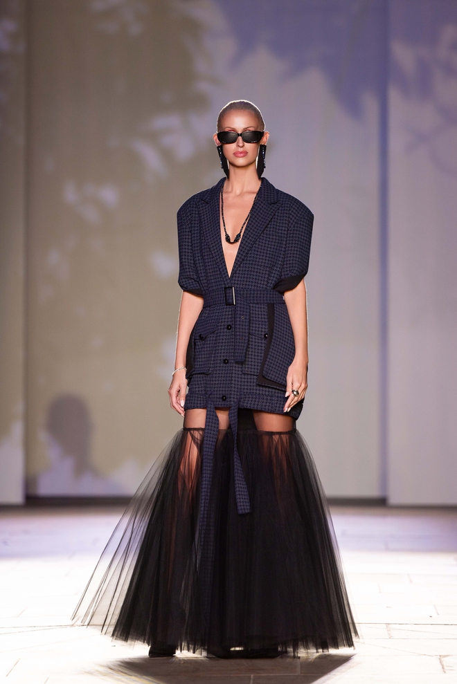 Thời trang Việt tỏa s&aacute;ng tại London Fashion Week - Ảnh 7.
