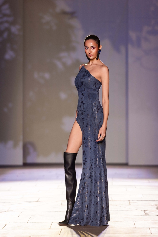 Thời trang Việt tỏa s&aacute;ng tại London Fashion Week - Ảnh 9.