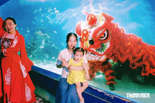 Độc lạ múa lân dưới nước- Ảnh 3.