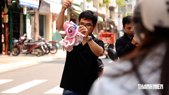 Lồng đèn kỳ lân hút khách dịp trung thu, đèn giấy kiếng níu chân người hoài niệm - Ảnh 7.