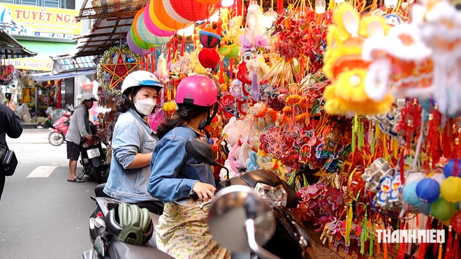 Lồng đèn kỳ lân hút khách dịp trung thu, đèn giấy kiếng níu chân người hoài niệm - Ảnh 6.