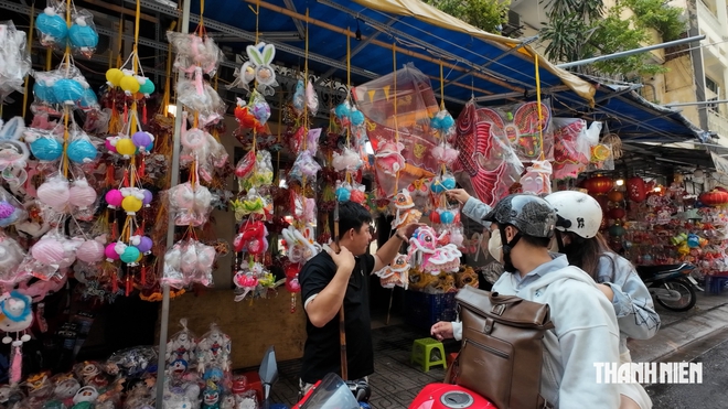 Lồng đèn kỳ lân hút khách dịp trung thu, đèn giấy kiếng níu chân người hoài niệm - Ảnh 1.