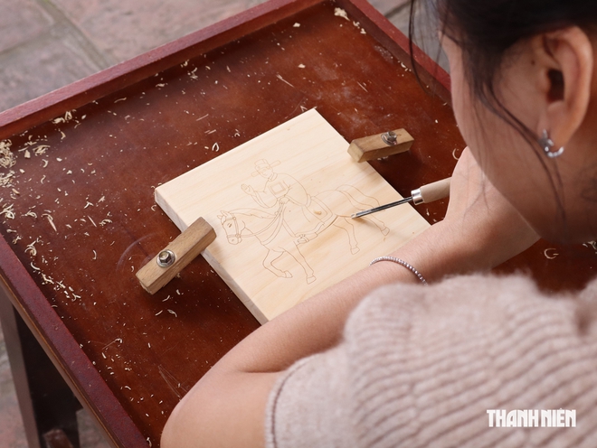 Xếp hàng dài tại Văn Miếu - Quốc Tử Giám để thử làm ‘thợ chạm khắc’- Ảnh 2.