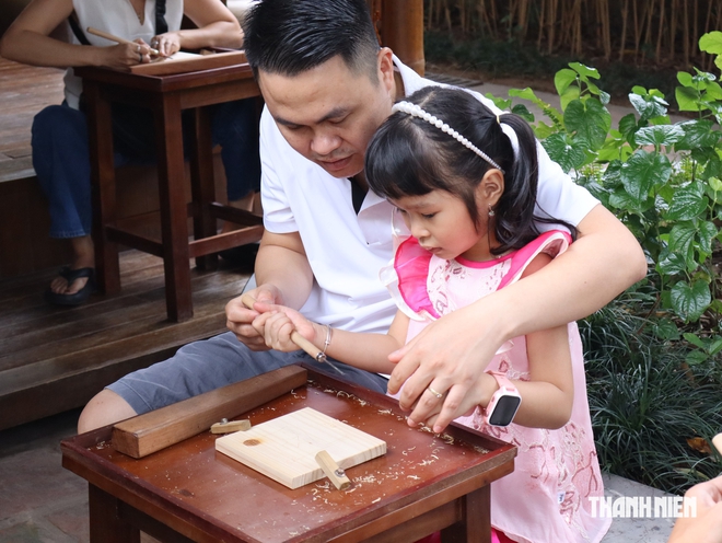 Xếp hàng dài tại Văn Miếu - Quốc Tử Giám để thử làm ‘thợ chạm khắc’- Ảnh 6.