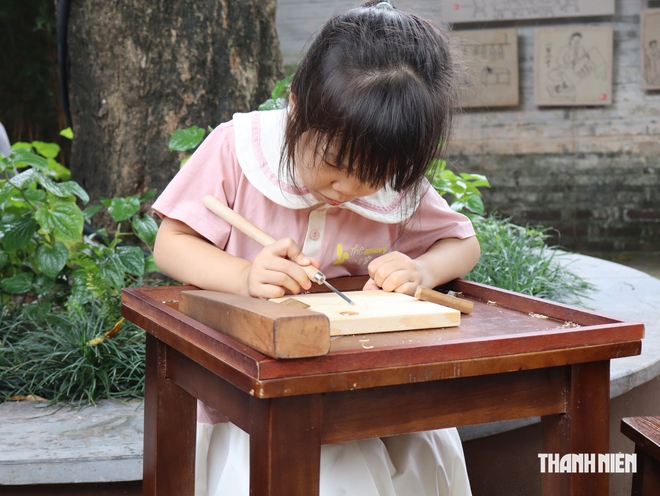 Xếp hàng dài tại Văn Miếu - Quốc Tử Giám để thử làm ‘thợ chạm khắc’- Ảnh 7.