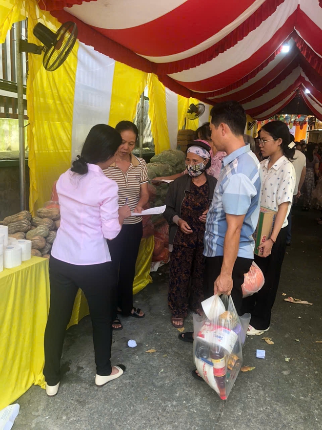 Phiên chợ 0 đồng chia sẻ yêu thương - Ảnh 12.