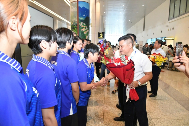 C&aacute;c c&ocirc; g&aacute;i v&agrave;ng karate Việt Nam trở về qu&ecirc; hương: Chiến t&iacute;ch lẫy lừng, niềm vui chất ngất- Ảnh 8.