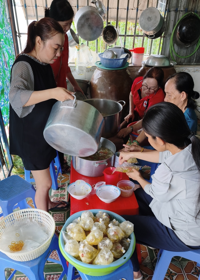 Nguyện giữ bếp cơm đỏ lửa đến hết đời - Ảnh 3.