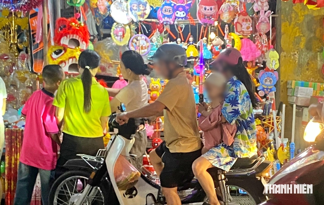Lạng Sơn: Trung thu tr&agrave;n ngập đồ chơi mang t&iacute;nh bạo lực- Ảnh 3.