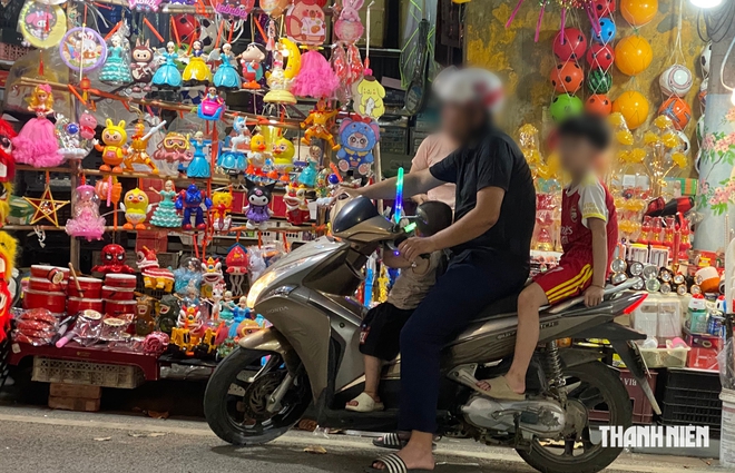 Lạng Sơn: Trung thu tr&agrave;n ngập đồ chơi mang t&iacute;nh bạo lực- Ảnh 2.