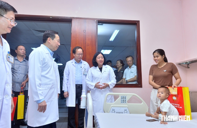 Chủ tịch Ủy ban Trung ương MTTQ Việt Nam trao qu&agrave; cho bệnh nhi dịp tết Trung thu- Ảnh 5.