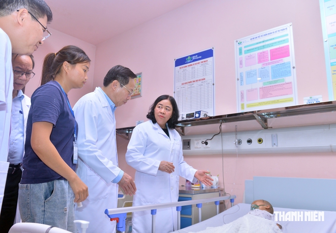 Chủ tịch Ủy ban Trung ương MTTQ Việt Nam trao qu&agrave; cho bệnh nhi dịp tết Trung thu- Ảnh 8.