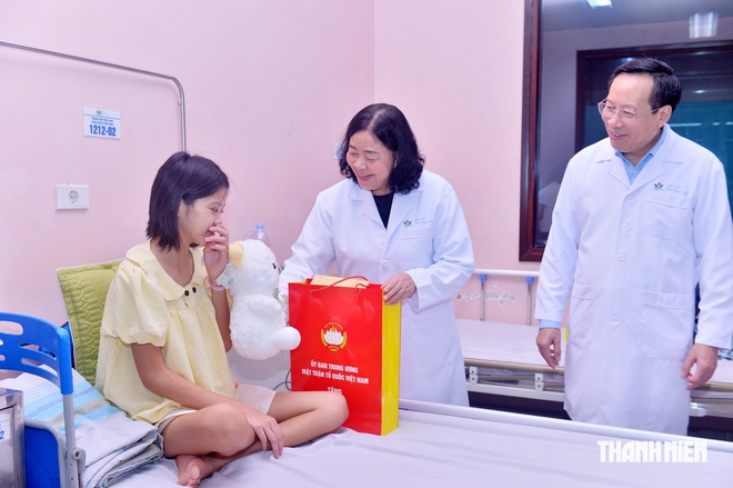 Chủ tịch Ủy ban Trung ương MTTQ Việt Nam trao qu&agrave; cho bệnh nhi dịp tết Trung thu- Ảnh 4.
