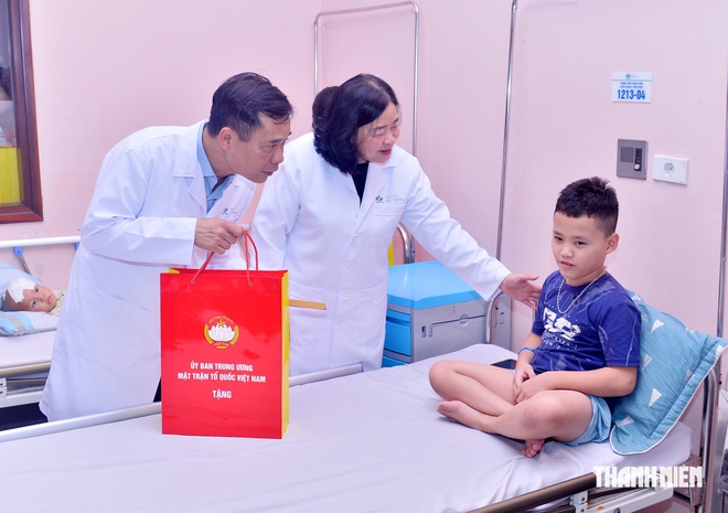 Chủ tịch Ủy ban Trung ương MTTQ Việt Nam trao qu&agrave; cho bệnh nhi dịp tết Trung thu- Ảnh 6.