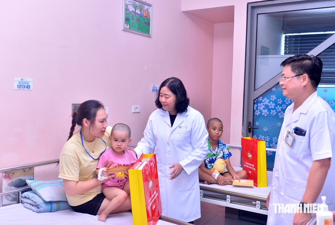 Chủ tịch Ủy ban Trung ương MTTQ Việt Nam trao qu&agrave; cho bệnh nhi dịp tết Trung thu- Ảnh 3.