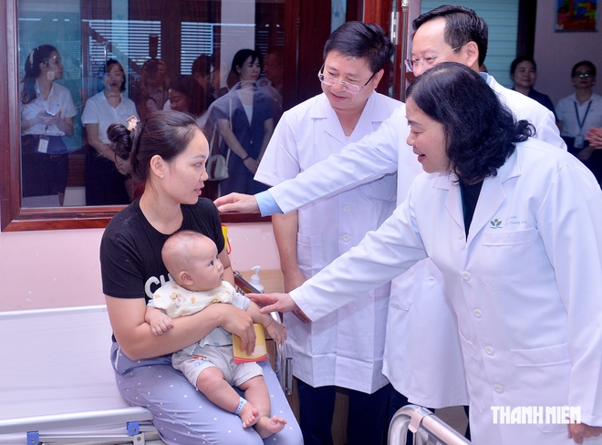 Chủ tịch Ủy ban Trung ương MTTQ Việt Nam trao qu&agrave; cho bệnh nhi dịp tết Trung thu- Ảnh 9.