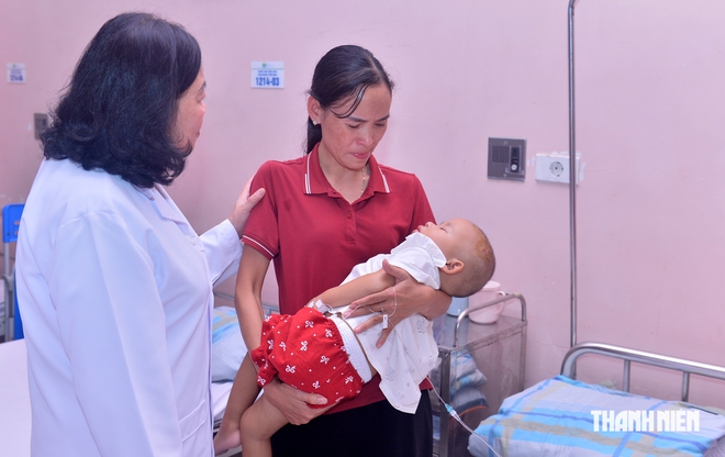 Chủ tịch Ủy ban Trung ương MTTQ Việt Nam trao qu&agrave; cho bệnh nhi dịp tết Trung thu- Ảnh 7.