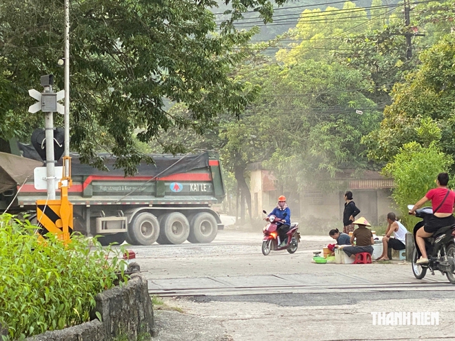 Dân khổ vì bụi, chính quyền bảo 'chưa nghe phản ánh' - Ảnh 3.