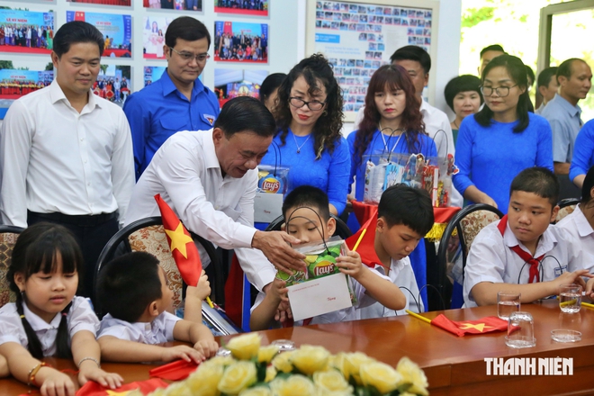 Thường trực Ban B&iacute; thư thăm, tặng qu&agrave; thiếu nhi L&agrave;ng trẻ em SOS H&agrave; Nội- Ảnh 4.