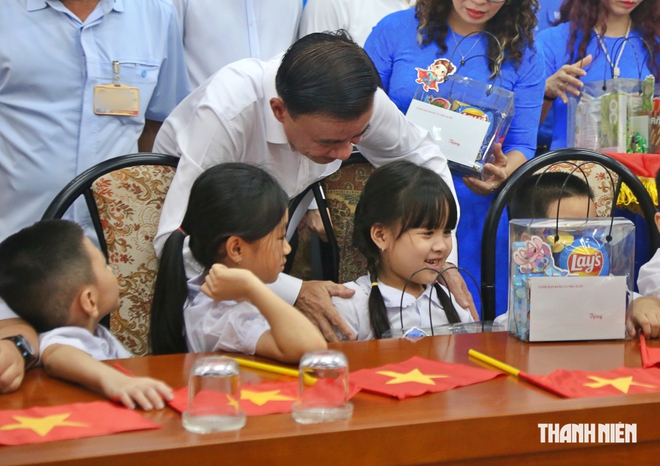 Thường trực Ban B&iacute; thư thăm, tặng qu&agrave; thiếu nhi L&agrave;ng trẻ em SOS H&agrave; Nội- Ảnh 5.