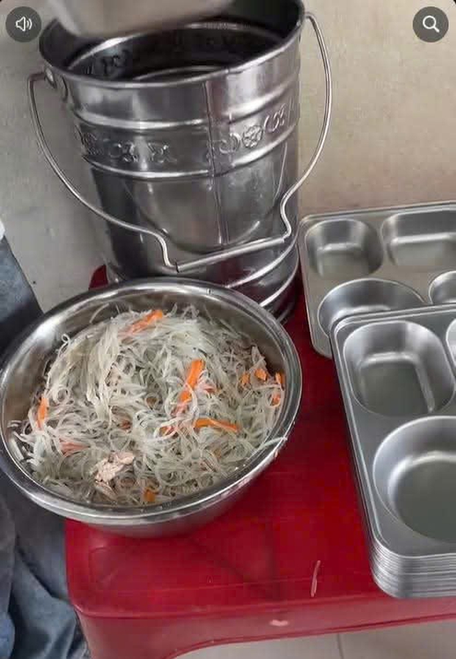 Phụ huynh phản ứng suất ăn bán trú 'thấy mà xót cho các con' - Ảnh 2.