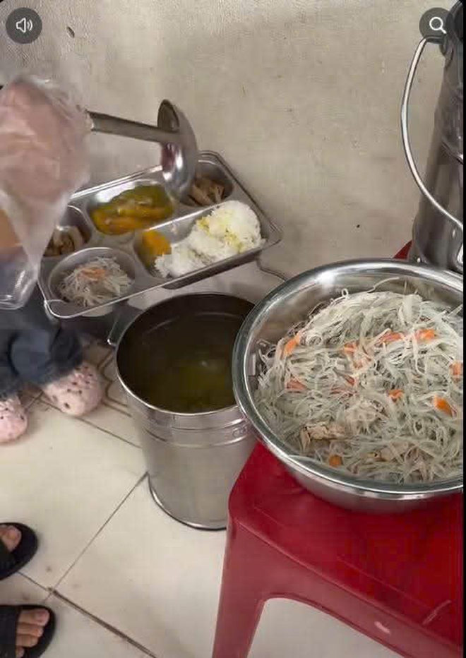 Phụ huynh phản ứng suất ăn bán trú 'thấy mà xót cho các con' - Ảnh 3.