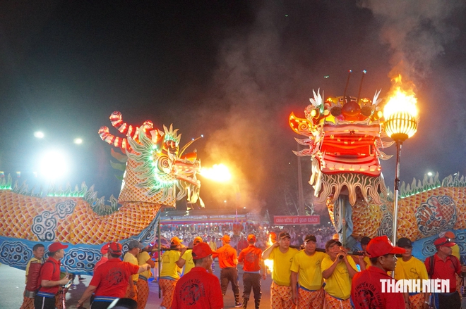 Biển người phủ kín Tòa thánh Tây Ninh đêm Hội yến Diêu Trì Cung 2026- Ảnh 11.