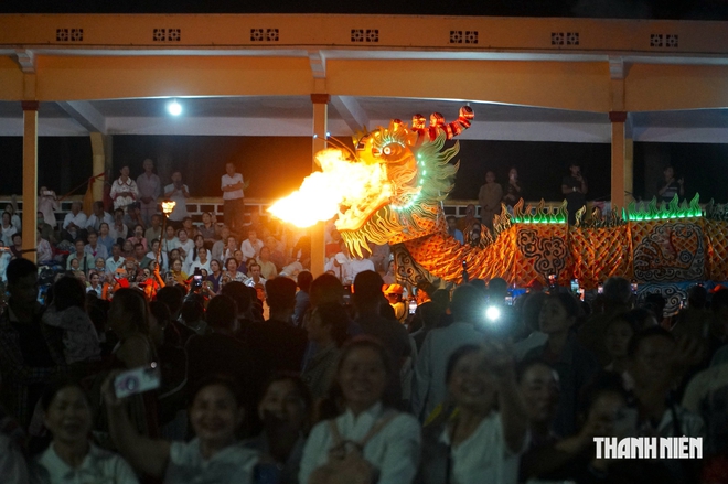 Biển người phủ kín Tòa thánh Tây Ninh đêm Hội yến Diêu Trì Cung 2026- Ảnh 13.