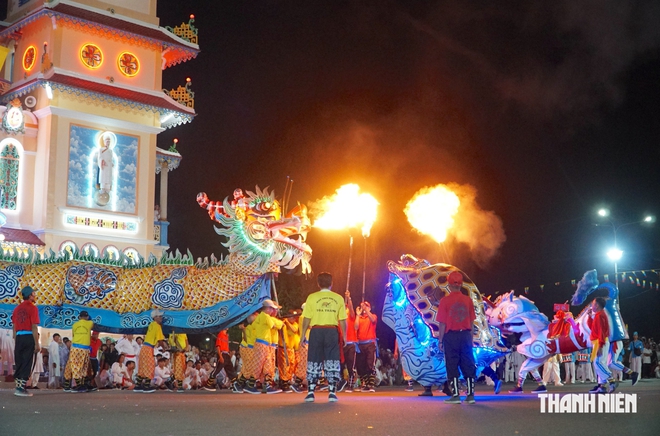 Biển người phủ kín Tòa thánh Tây Ninh đêm Hội yến Diêu Trì Cung 2026- Ảnh 12.