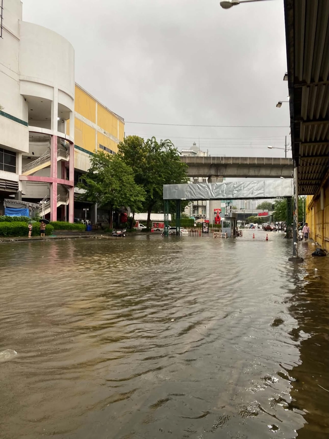 Người Việt ở Bangkok kể cảnh si&ecirc;u thị hết h&agrave;ng, t&agrave;u điện đ&ocirc;ng nghẹt v&igrave; mưa ngập- Ảnh 5.