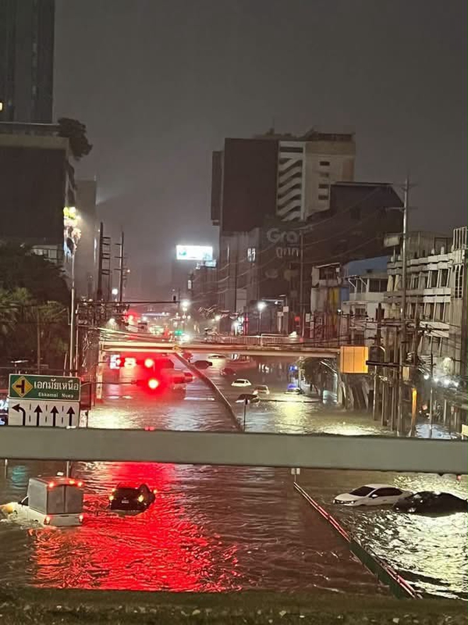 Người Việt ở Bangkok kể cảnh si&ecirc;u thị hết h&agrave;ng, t&agrave;u điện đ&ocirc;ng nghẹt v&igrave; mưa ngập- Ảnh 6.