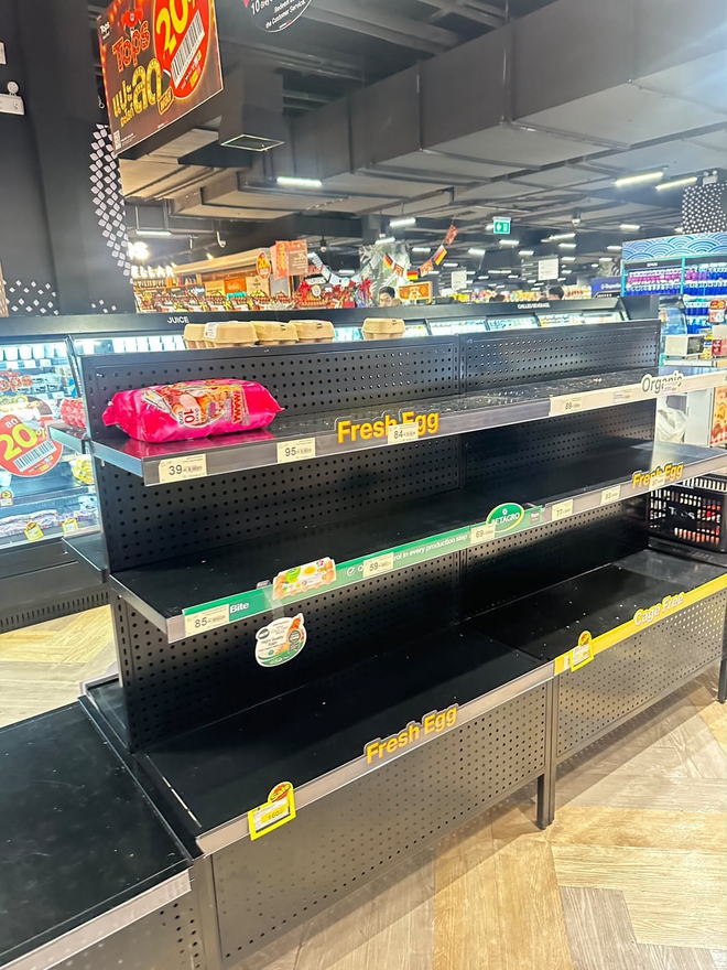 Người Việt ở Bangkok kể cảnh si&ecirc;u thị hết h&agrave;ng, t&agrave;u điện đ&ocirc;ng nghẹt v&igrave; mưa ngập- Ảnh 2.