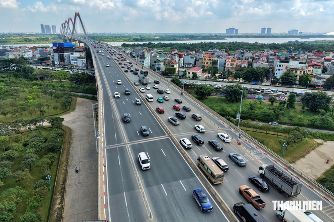 Cầu Nhật Tân ùn ứ trước 'giờ G' áp quy định giữ khoảng cách - Ảnh 10.