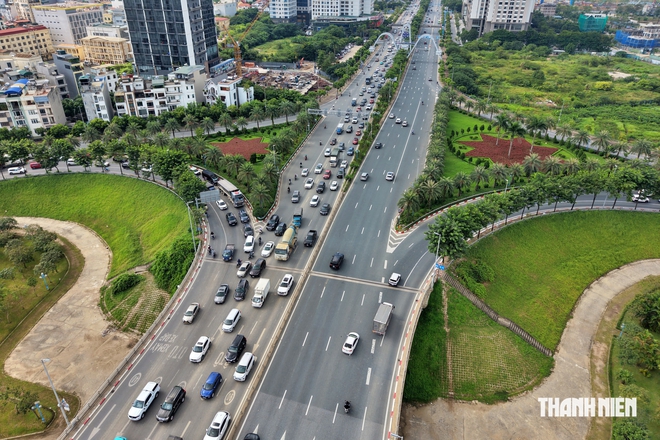 Cầu Nhật Tân ùn ứ trước 'giờ G' áp quy định giữ khoảng cách - Ảnh 9.