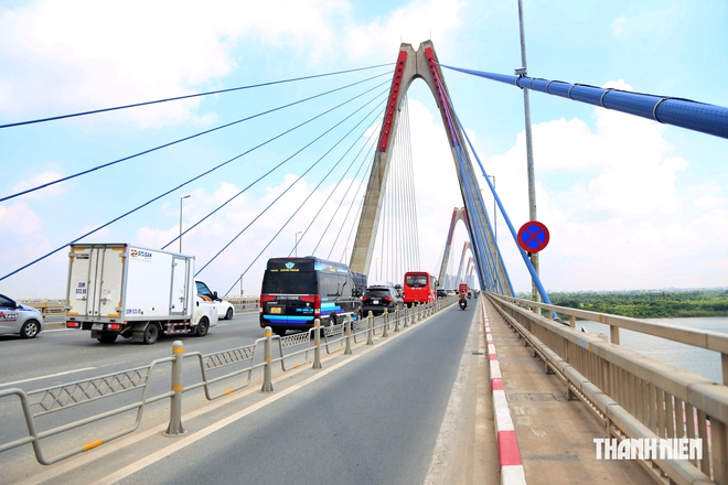 Cầu Nhật Tân ùn ứ trước 'giờ G' áp quy định giữ khoảng cách - Ảnh 2.