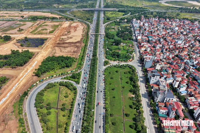Cầu Nhật Tân ùn ứ trước 'giờ G' áp quy định giữ khoảng cách - Ảnh 7.