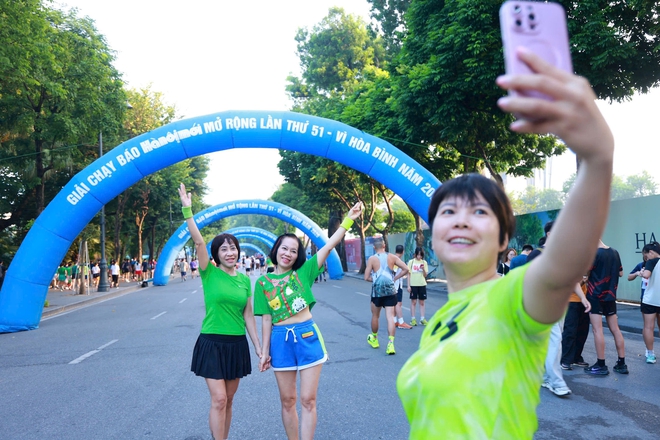 Khép lại giải chạy Báo Hànộimới 2026: Bước chạy kết nối cộng đồng, lan tỏa hòa bình- Ảnh 4.