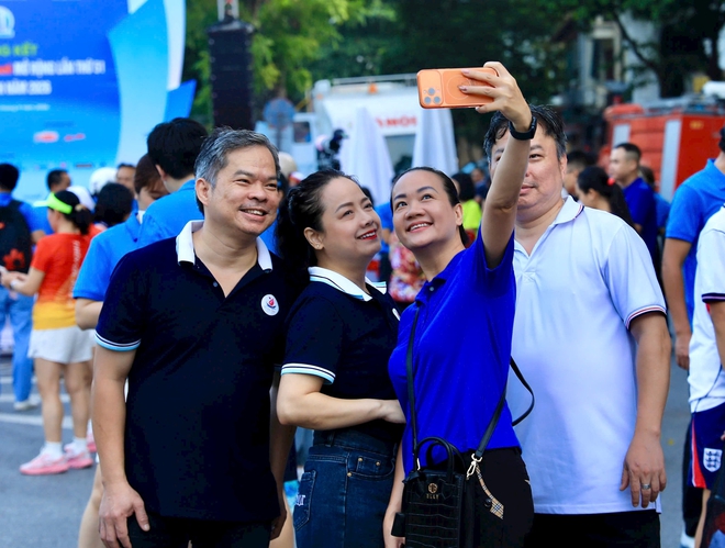 Khép lại giải chạy Báo Hànộimới 2026: Bước chạy kết nối cộng đồng, lan tỏa hòa bình- Ảnh 1.