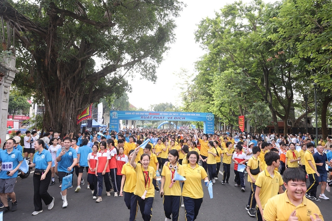 Khép lại giải chạy Báo Hànộimới 2026: Bước chạy kết nối cộng đồng, lan tỏa hòa bình- Ảnh 8.