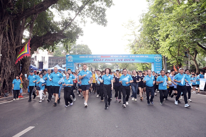 Khép lại giải chạy Báo Hànộimới 2026: Bước chạy kết nối cộng đồng, lan tỏa hòa bình- Ảnh 9.