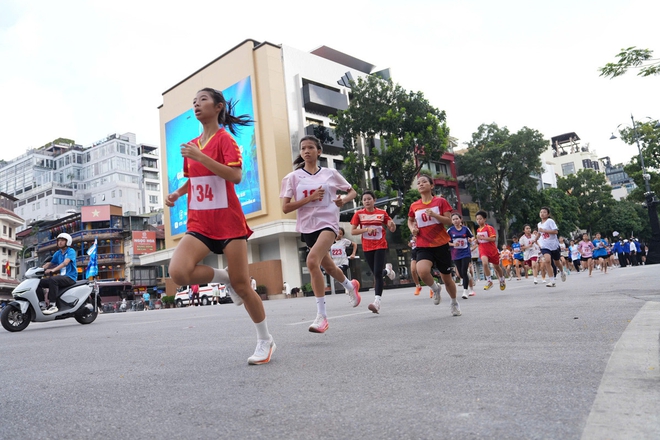 Khép lại giải chạy Báo Hànộimới 2026: Bước chạy kết nối cộng đồng, lan tỏa hòa bình- Ảnh 12.