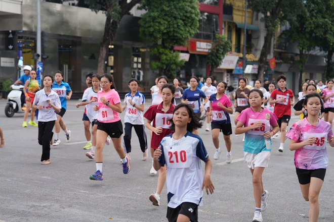 Khép lại giải chạy Báo Hànộimới 2026: Bước chạy kết nối cộng đồng, lan tỏa hòa bình- Ảnh 11.