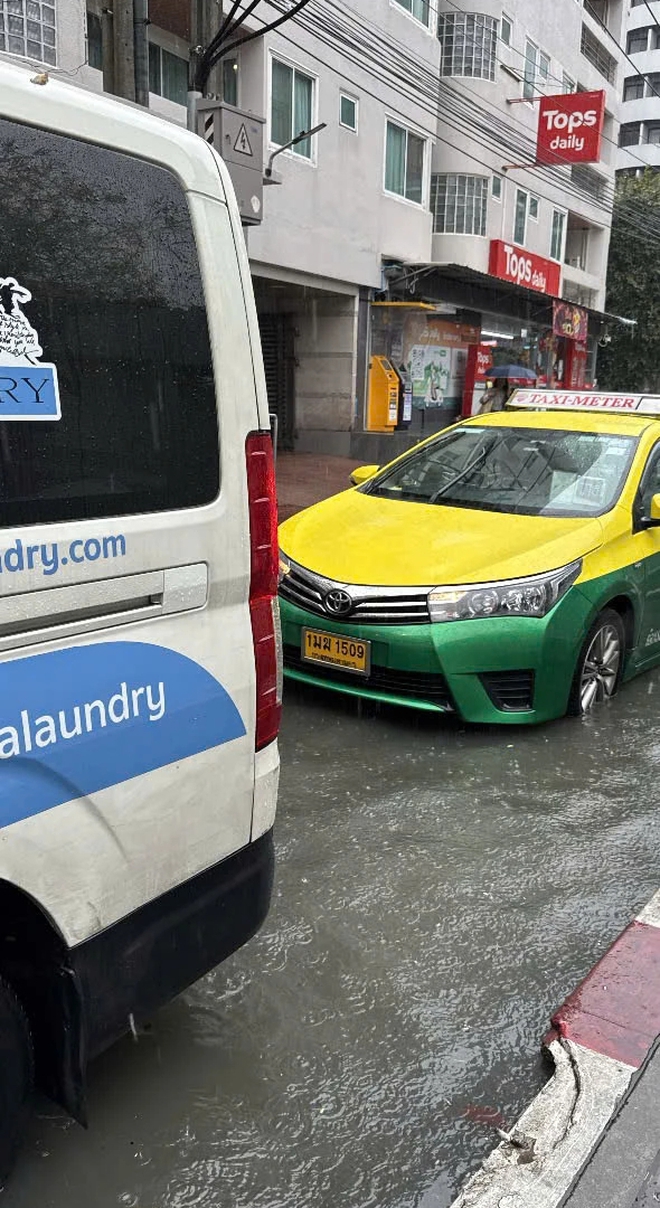Hành khách Việt chật vật ra sân bay, hành lý bị kẹt lại Bangkok- Ảnh 1.