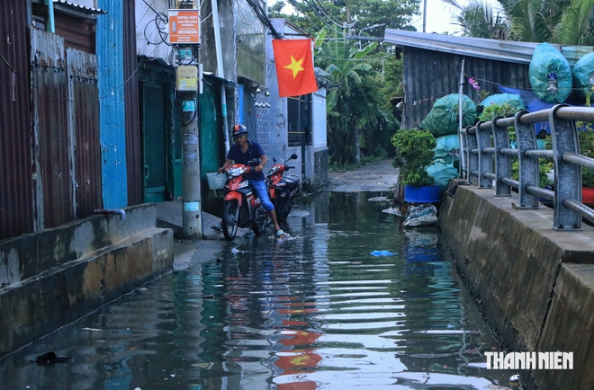 Triều cường d&acirc;ng cao ở TP.HCM, nhiều người lội nước đi l&agrave;m s&aacute;ng cuối tuần 27.9 - Ảnh 9.