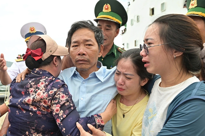 Nước mắt ngày trở về của 32 ngư dân Đà Nẵng gặp nạn trên biển- Ảnh 8.
