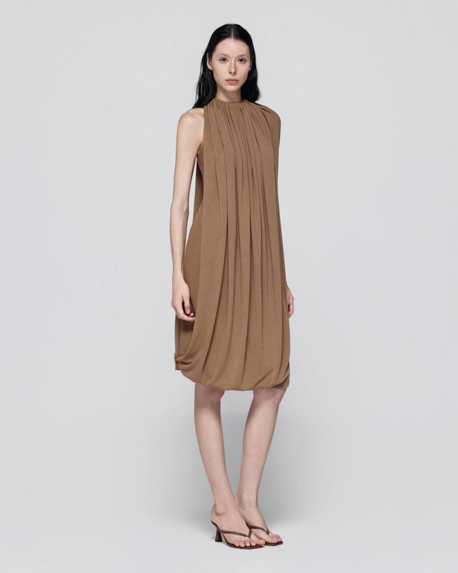 Màu kem, beige và nâu, bộ ba khuynh đảo tủ đồ thu đông 2026 - Ảnh 10.