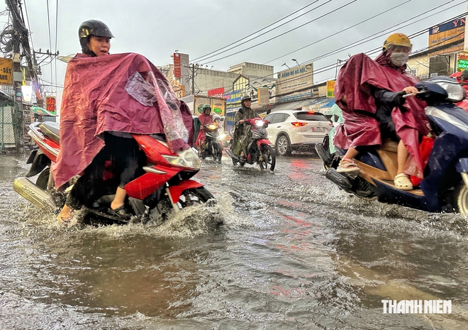 Chiều tối nay mưa lớn và triều cường ở TP.HCM: Đường thành 'biển nước', không bóng xe - Ảnh 9.