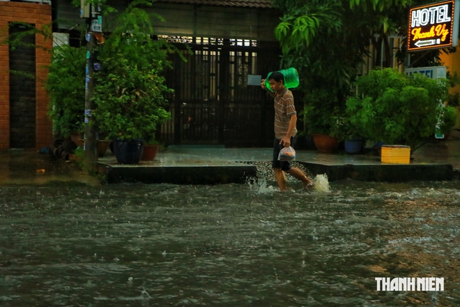 Chiều tối nay mưa lớn và triều cường ở TP.HCM: Đường thành 'biển nước', không bóng xe - Ảnh 10.