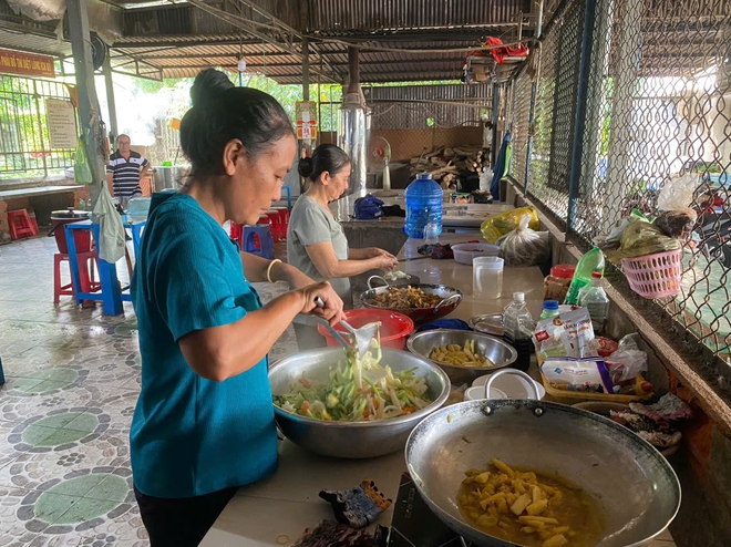 Bếp ăn tình thương hết lòng vì bệnh nhân nghèo - Ảnh 4.